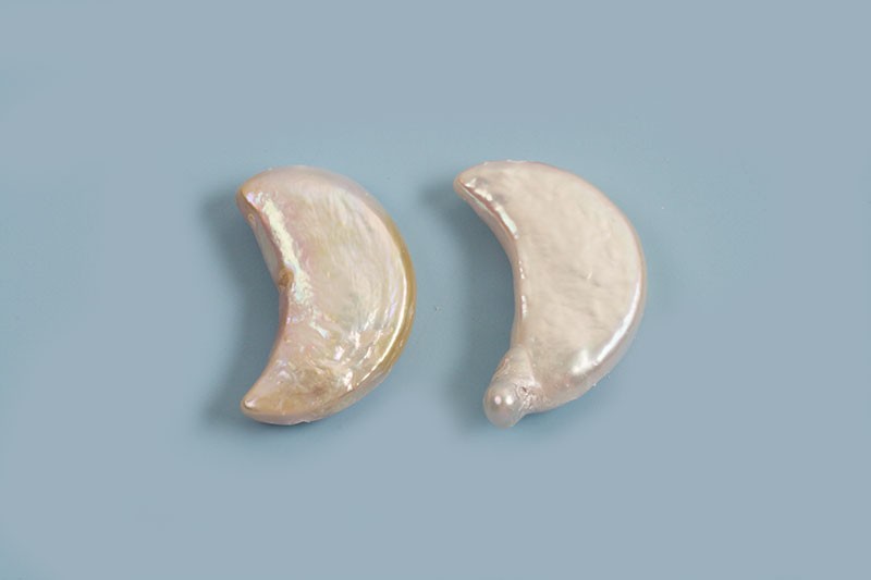 Ferskvandsperler, måne, ca. 18-22x10 mm, hvid, 2 stk.