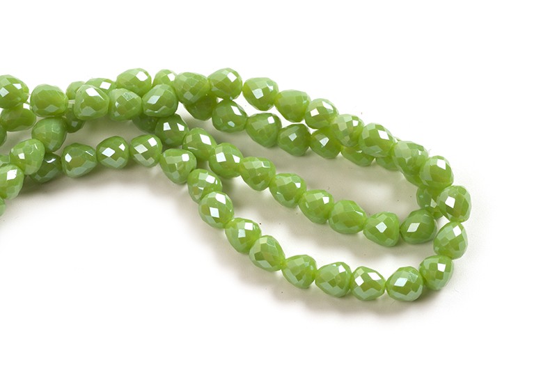 Glasperle, dråbe, facet, grøn, 4,5x4,5 mm, 1 streng