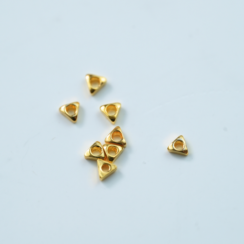 Mellemperle 2x2mm Trekantet Perler,SøLvbelagt, 18Kt Guldbelagte,1g.‌