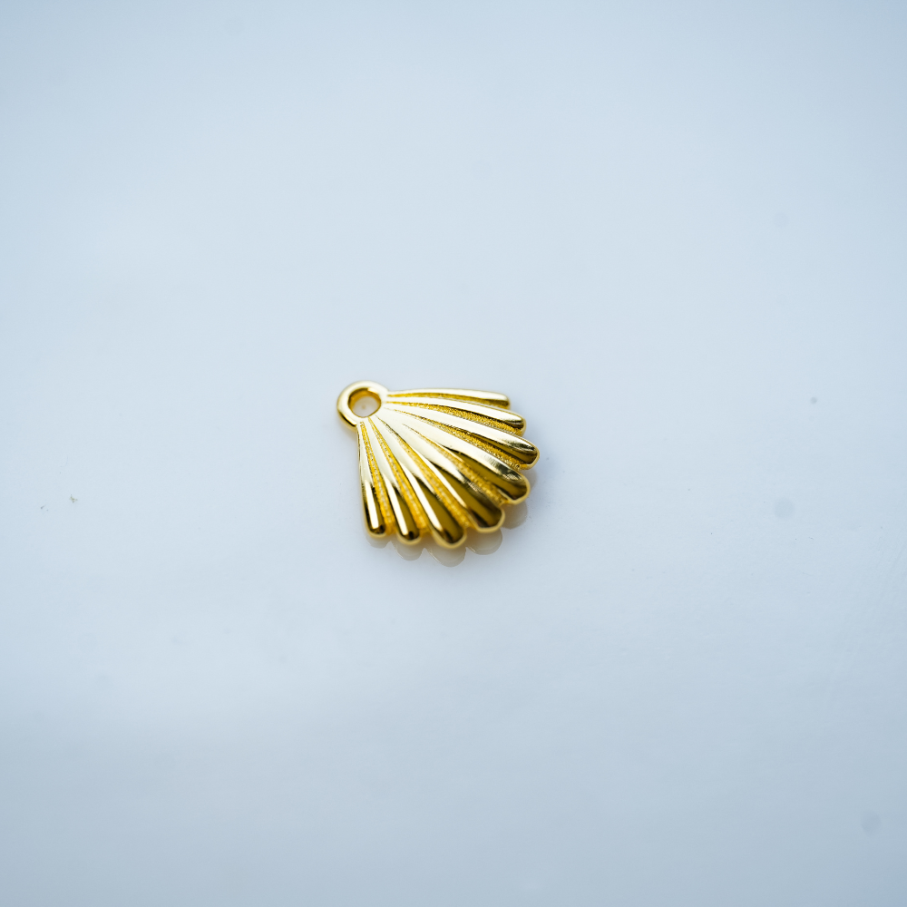 Muslingemedaljon, 9x9,5 mm, sterling sølv, 18k guldbelagt, 1 stk.‌