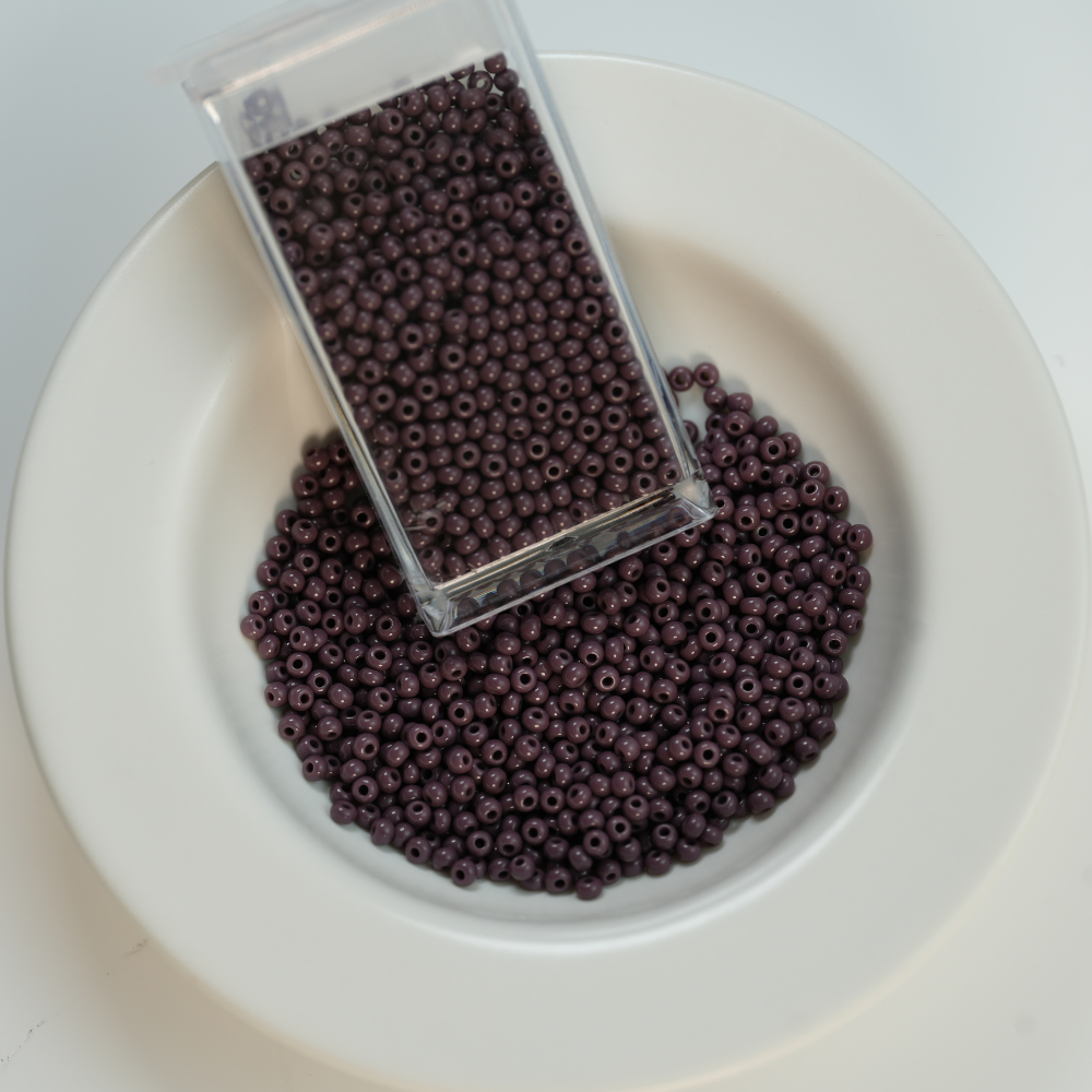 Preciosa Seed beads, 23040 Mørk Lilla，ca. 2 mm, 10/0, ca. 10G, 1 æske
