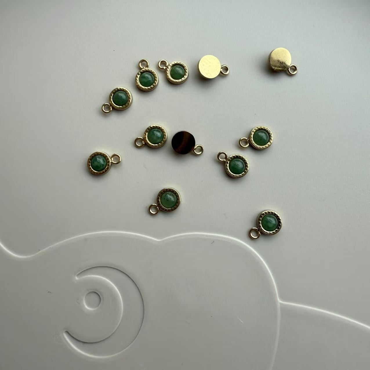 Vedhæng, m. grøn aventurin ca. 4.6 x 6.6 mm, FG 1 stk.rustfrit stål forgyldt med 18K guld, vandfast
