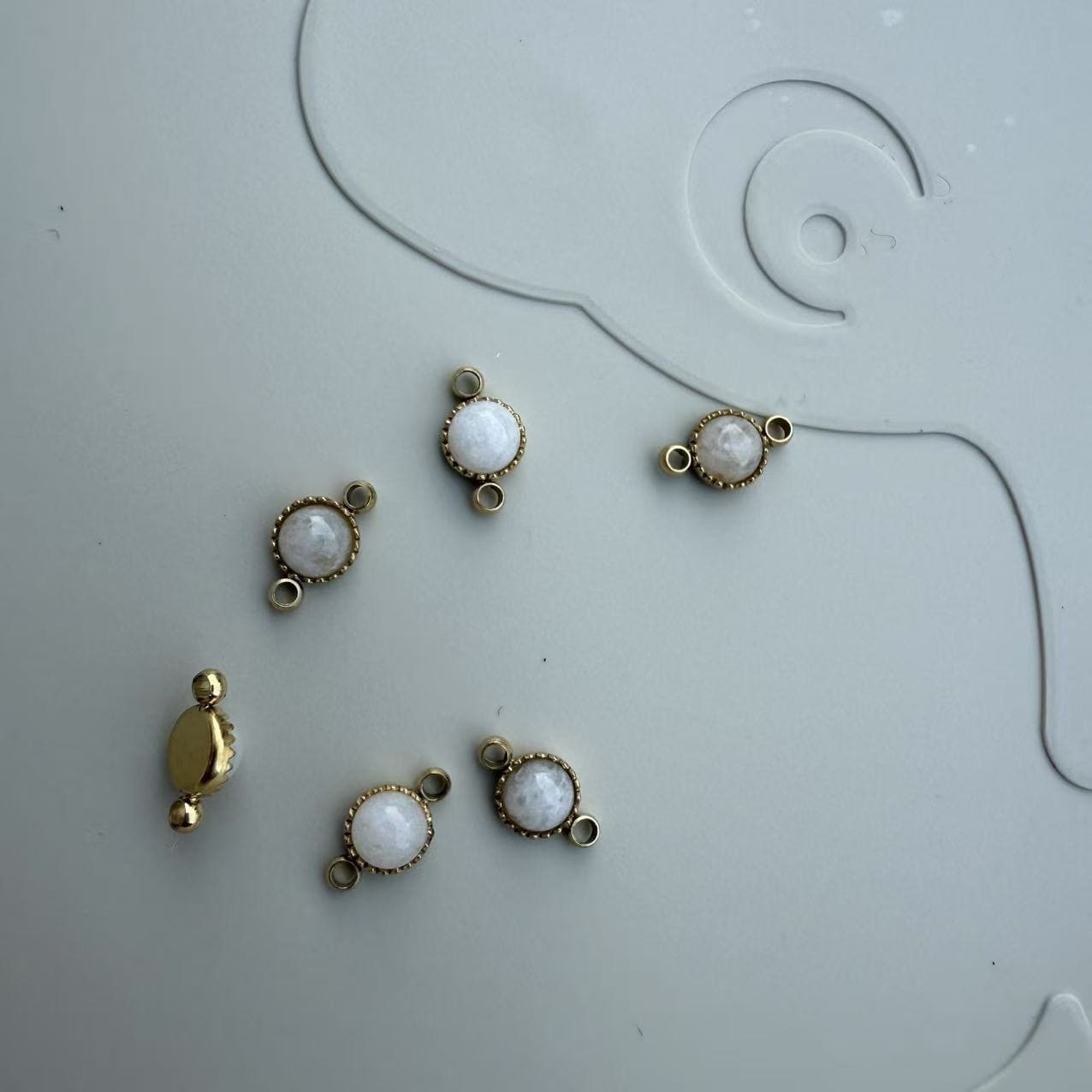 Vedhæng, m. hvid sten ca. 4.9x8.8 mm,1 stk.rustfrit stål forgyldt med 18K guld, vandfast 1stk