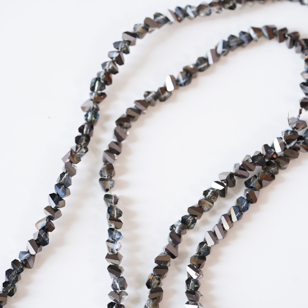 Zirkon,Trekantet rombe，4mm/32cm，Hel Streng - Sort