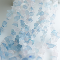 Imitationsmorganit，Chips Perler,3-8mm/78cm，Hel Streng